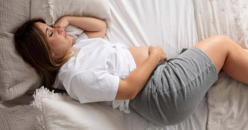Posisi Tidur Ibu Hamil Saat Asam Lambung Naik, Ini yang Perlu Mommy Ketahui