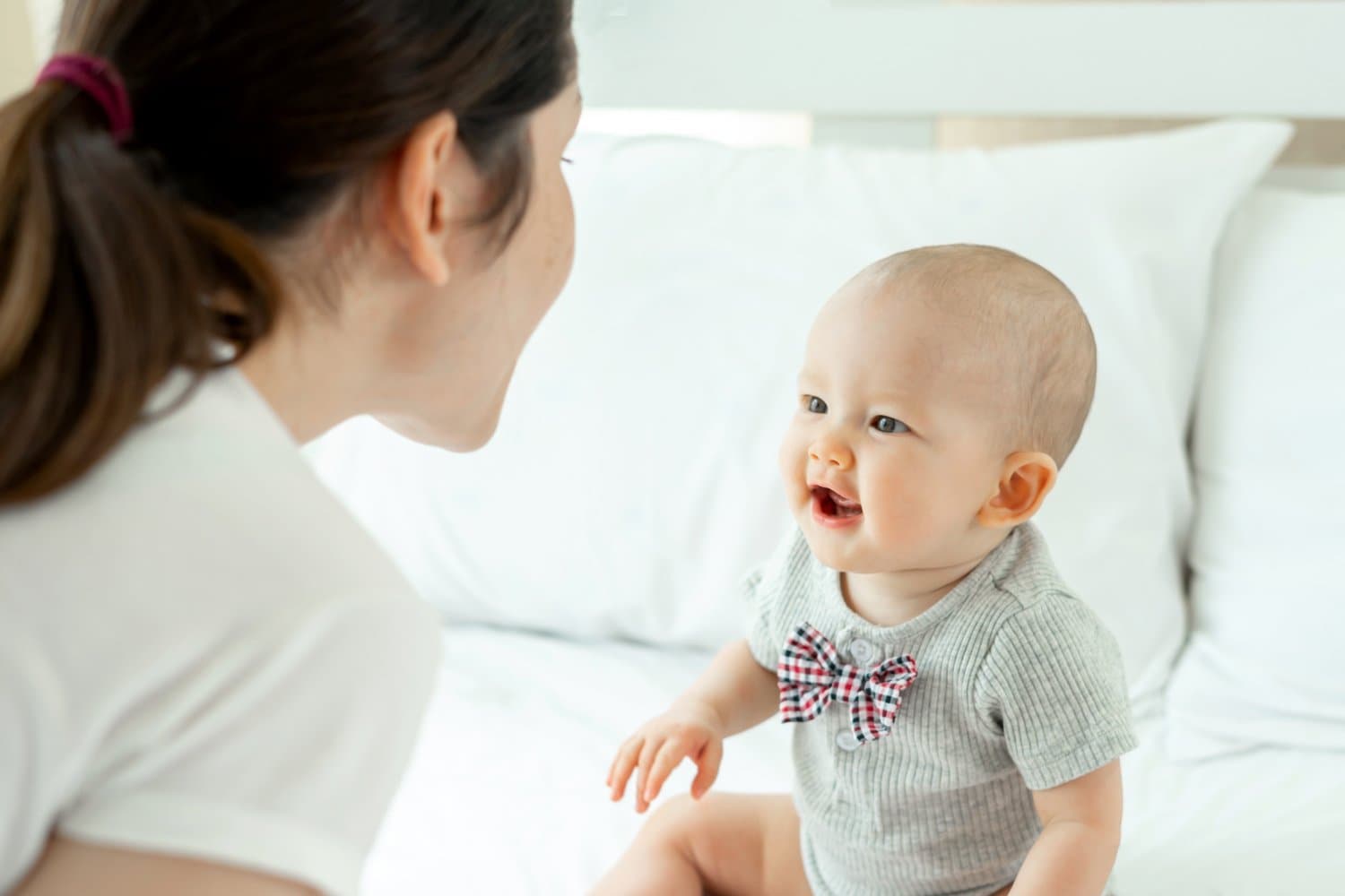 Umur Berapa Bayi Bisa Bicara? Ini Tahapan & Cara Stimulasinya