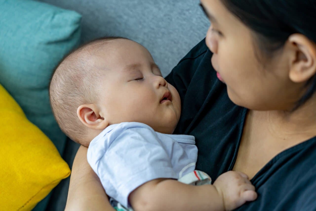 Bayi Berkeringat Saat Menyusu, Normal atau Tanda ASI Kurang?