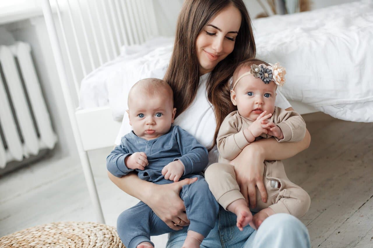 Papa Wajib Tahu! Posisi Menyusui Bayi Kembar agar ASI Lebih Optimal