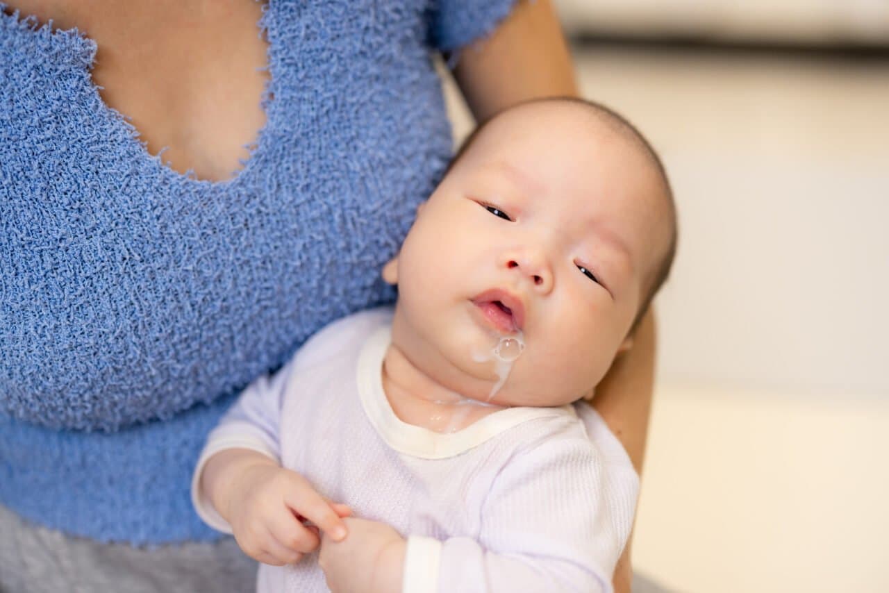5 Penyebab Bayi Muntah ASI dan Cara Mengatasinya