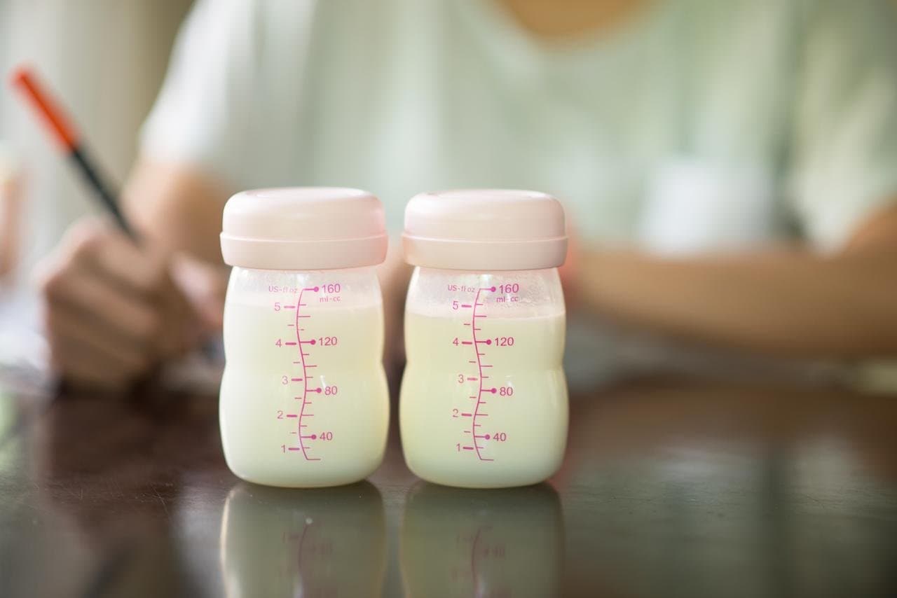 Benarkah ASI Bisa Bikin Bayi Alergi? Yuk Simak Fakta dan Cara Mengatasinya!