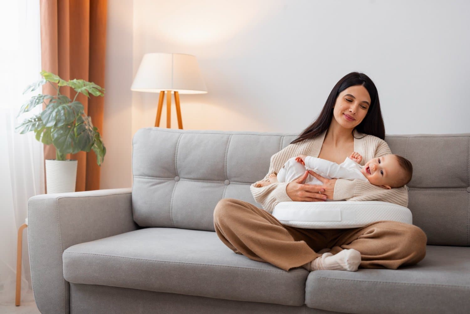 Bayi 3 Bulan Mudah Terdistraksi Saat Menyusu? Ini Penyebab & Cara Mengatasinya