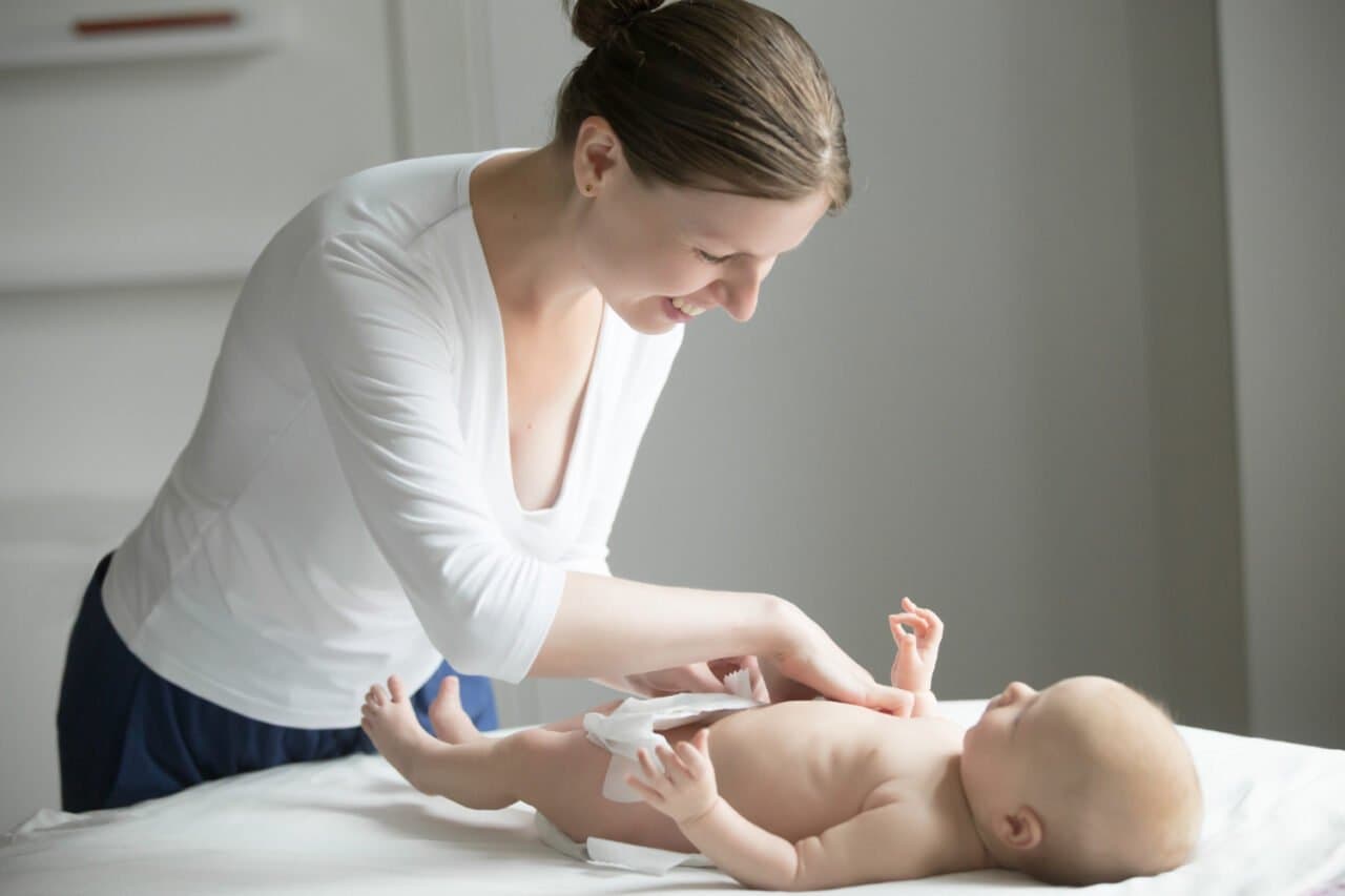 Kenapa Bayi Perlu Diajak Bicara Saat Ganti Popok? Ini Manfaat Pentingnya