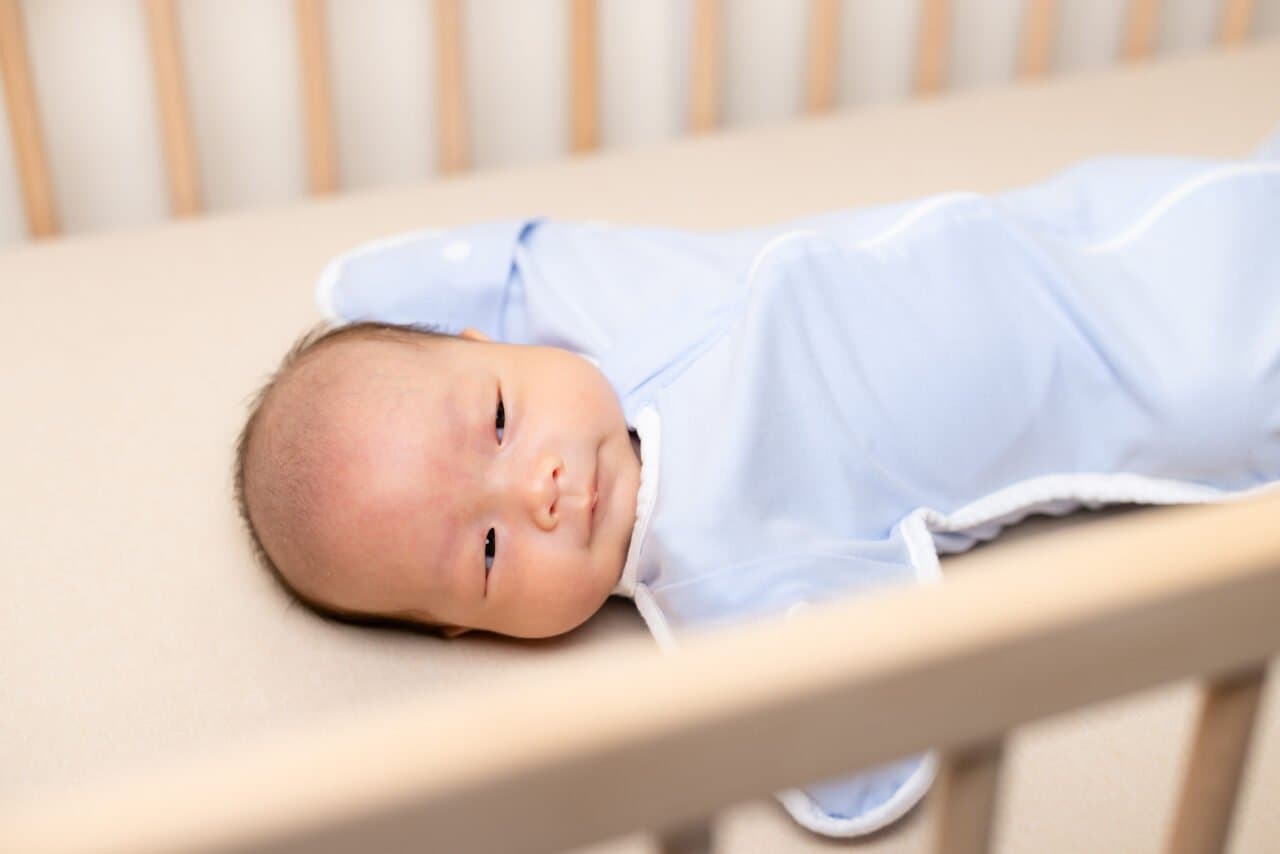 Cara Membedong Bayi Baru Lahir dengan Teknik Hands-Up