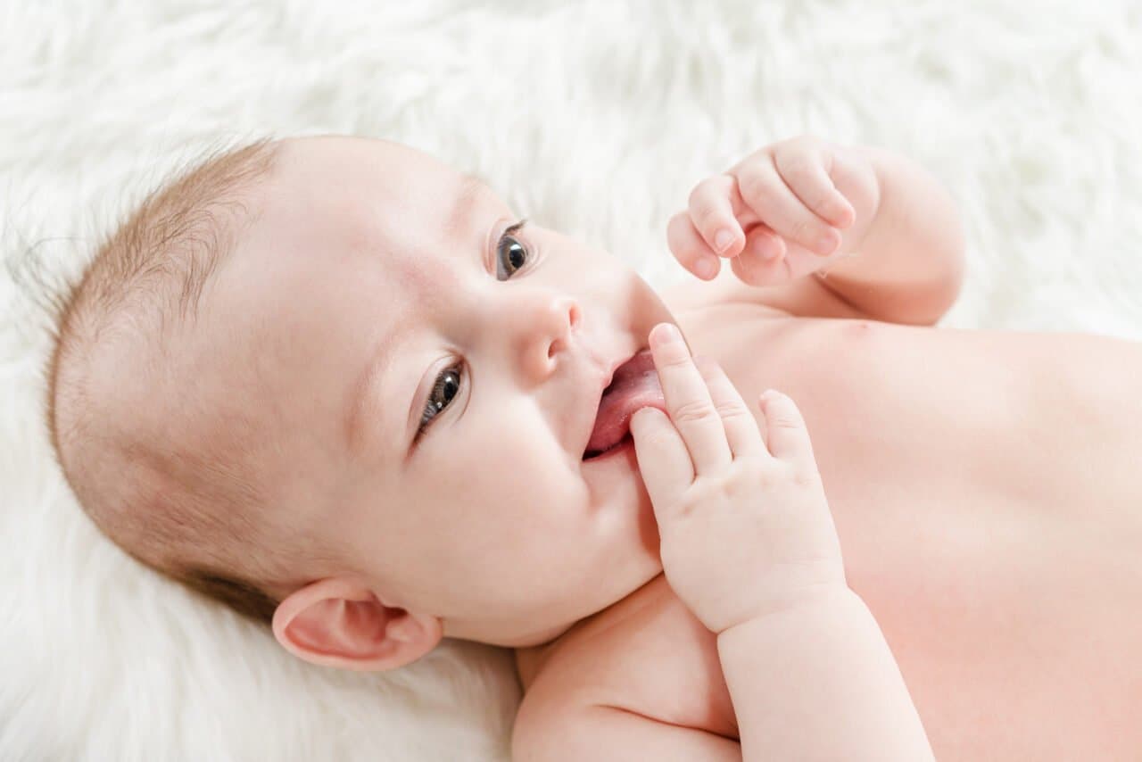 Cara Membersihkan Lidah Bayi agar Terhindar dari Oral Thrush