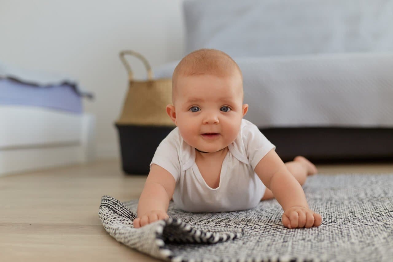 5 Cara Stimulasi Bayi 3 Bulan agar Bisa Berguling